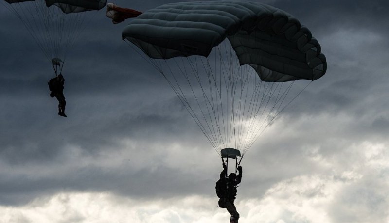 بالفيديو… لحظة سقوط فتاتين من “باراشوت”