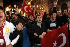 رجل يحاول حرق نفسه امام مكتب رئيس الوزراء التركي في انقرة