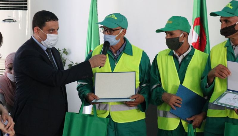 تكريم عمال النظافة والأطفال الفائزين بمسابقة “صحتنا بين أيدينا”