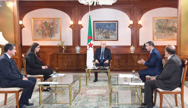 الرئيس تبون يجري مقابلة صحفية مع مسؤولي بعض وسائل الإعلام الوطنية