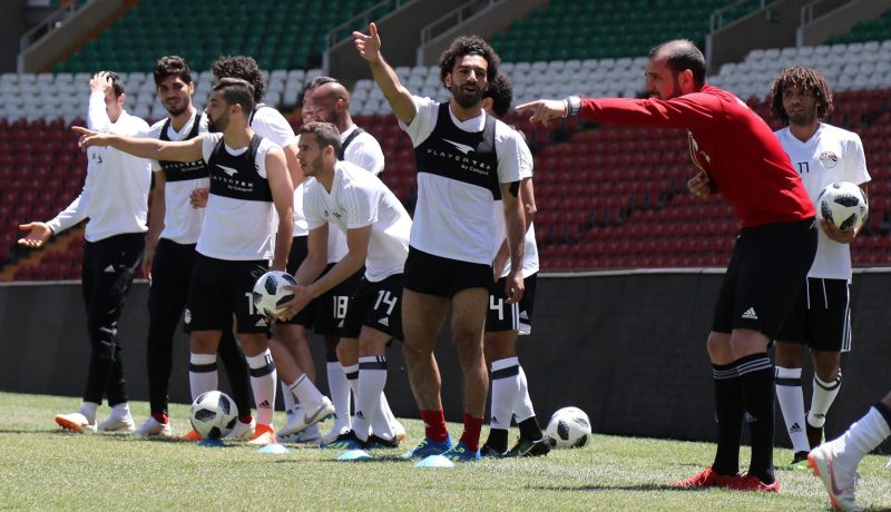 بالصور.. محمد صلاح يندمج في تدريبات الفراعنة ويريح المصريين