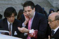 بالصور السفير الامريكي يتعرض إلى اعتداء خشن في كوريا الجنوبية وتوقيف الجاني