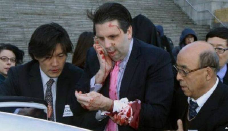 بالصور السفير الامريكي يتعرض إلى اعتداء خشن في كوريا الجنوبية وتوقيف الجاني