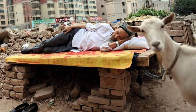 بالصور اغرب وضعيات نوم يمكن ان تراها