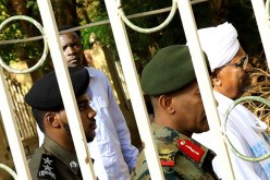 السودان: البشير يخرج من السجن تحت حراسة مشددة