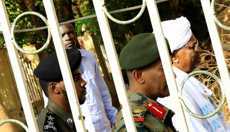 السودان: البشير يخرج من السجن تحت حراسة مشددة