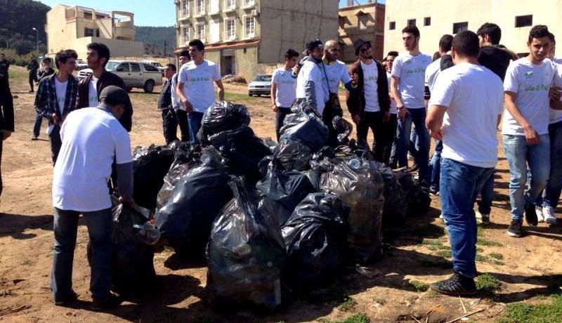 صور لشباب قافلة خاوة في كل مكان في حملة تنظيف بشاطئ المنار الكبير بجيجل