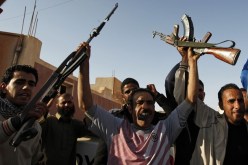 قوات القذافي تستعيد راس لانوف والثوار يتراجعون شرقا