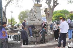 بالفيديو تضارب الآراء حول نزع تمثال عين الفوارة