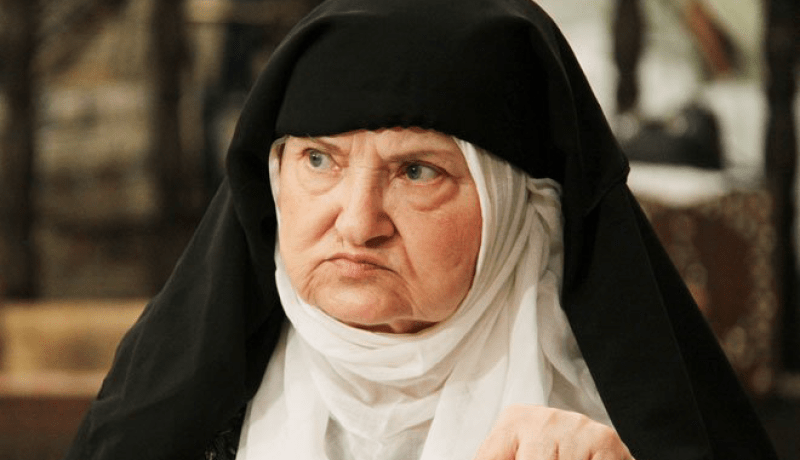 بالصورة..انطوانيت نجيب بشعر أشقر وفستان زفاف بعمر 87 عاما