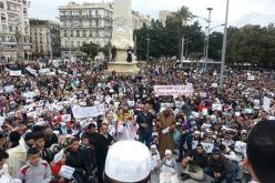 الألاف من المواطنين يتظاهرون بمعظم ولايات الوطن لنصرة الرسول الكريم