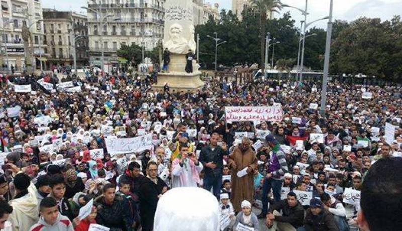 الألاف من المواطنين يتظاهرون بمعظم ولايات الوطن لنصرة الرسول الكريم