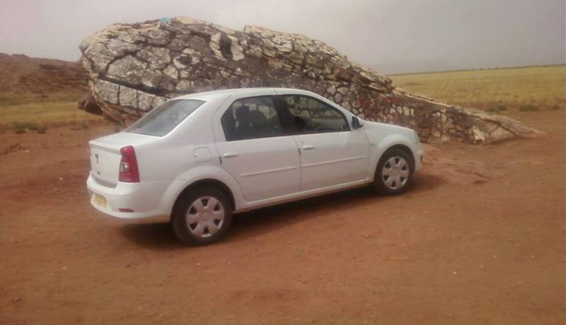 صخرة عجيبة تقع بين ولايتي البيض والنعامة وبالتحديد قرب قرية القبلية