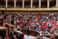 النواب الفرنسيون يقرون بتمديد الضربات الجوية في سوريا