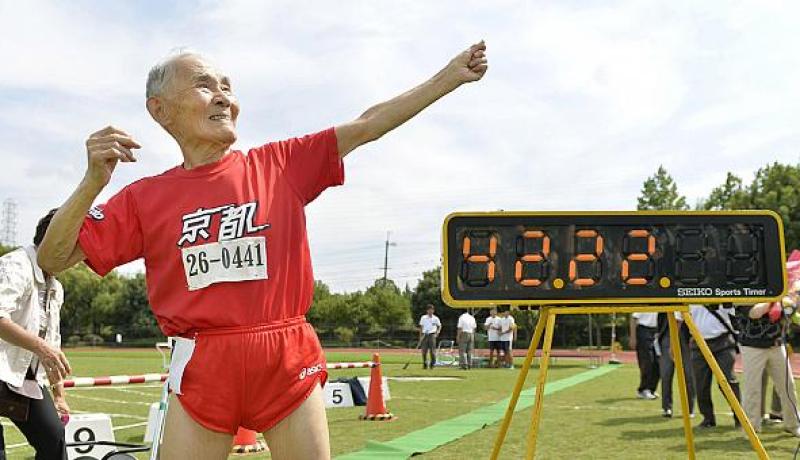 ياباني عمره 105 أعوام يحطم الرقم القياسي في سباق 100 متر