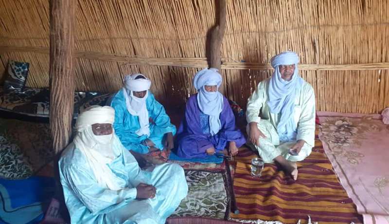 مدير الثقافة بتمنراست يزور الشاعر محمد عجلة خمدة بمنزله