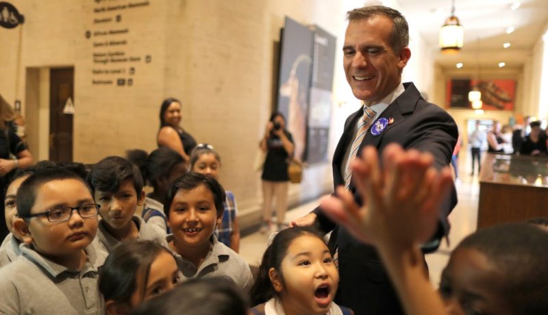 بالصور.. تكوين أطفال “كاليفورنيا” على مواجهة الزلازل