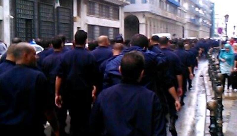 أعوان الشرطة المحتجون يقدمون مطالبهم الاجتماعية و المهنية