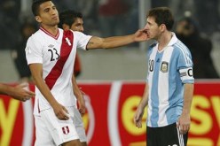 مدافع بيروفي يصف ميسي وهيغوايين بالفتيات الصغيرات