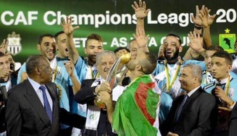 الوزير الأول عبد المالك سلال يسلم الكأس لقائد وفاق سطيف