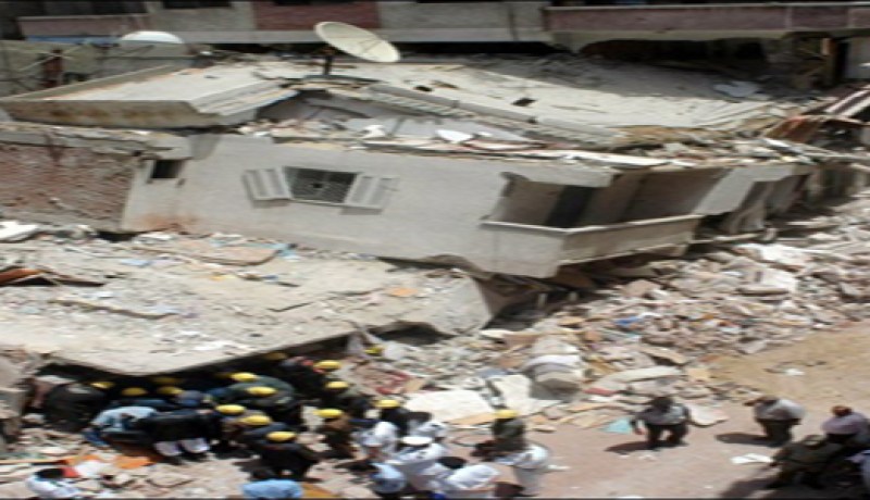 انهيار مبنى بالاسكندرية وعمليات رفع الانقاض مستمرة