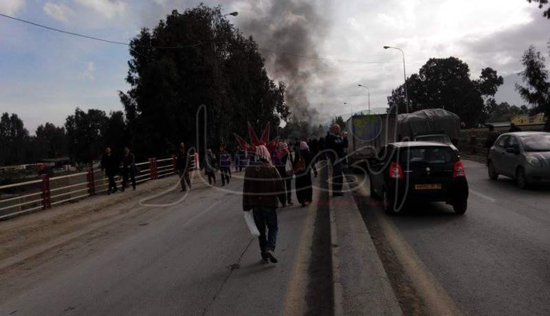 مواطنون يقطعون الطريق رقم 12 بواد عيسي في تيزي وزو