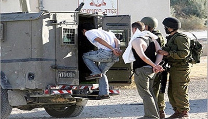 قوات الإحتلال تعتقل ثلاثة فلسطينيين ويستهدف الصيادين في غزة