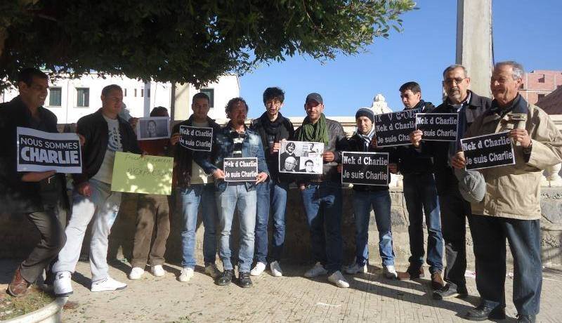 صور لقرابة 20 شخص من منطقة القبائل يشاركون في مظاهرة تضامنا مع شارلي ايبدو