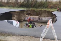 بالفيديو.. حفرة تبتلع شرطية تقود سيارتها وهذه النّتيجة