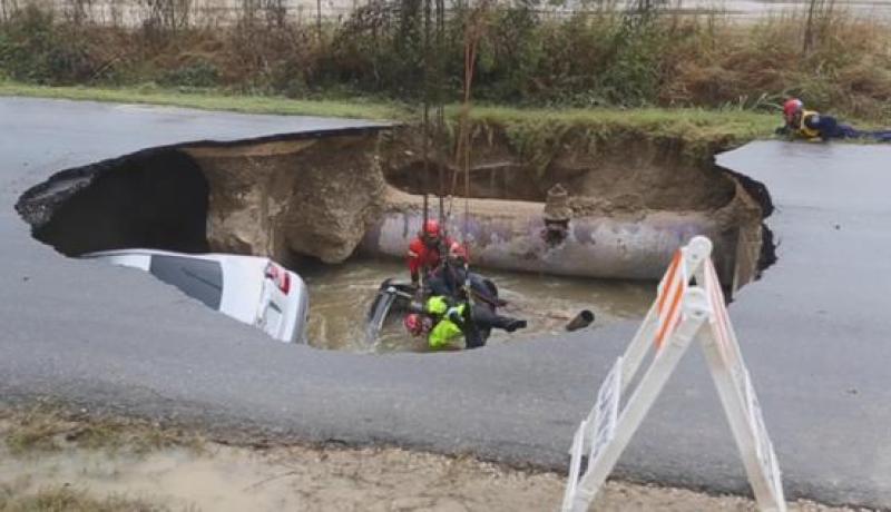 بالفيديو.. حفرة تبتلع شرطية تقود سيارتها وهذه النّتيجة