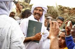 بالصور رشيد نكاز يصل الى عين صالح بعد مشي 1200 كلم