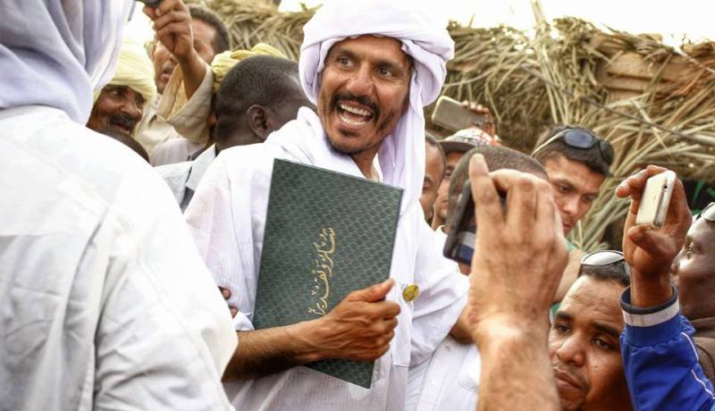 بالصور رشيد نكاز يصل الى عين صالح بعد مشي 1200 كلم