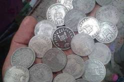 في الجزائر فقط  قيمة الدينار الجزائري يفوق الدولار بثلاث مرات