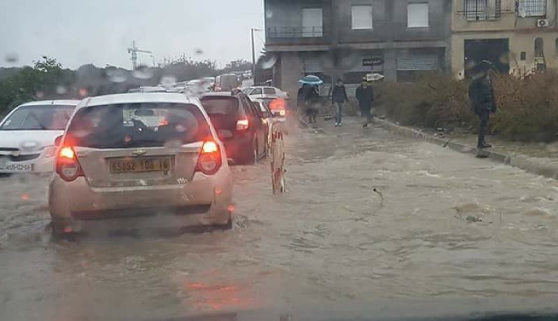 بالصور هذا ما وقع لطرقات العاصمة بعد تساقط الأمطار