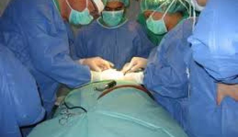 اكتشاف منشفة جراحية “منسية” في بطن مريضة بوهران