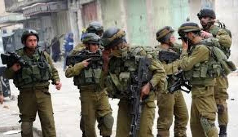 قوات الاحتلال الإسرائيلي تنفذ حملة مداهمات بمحيط سور القدس