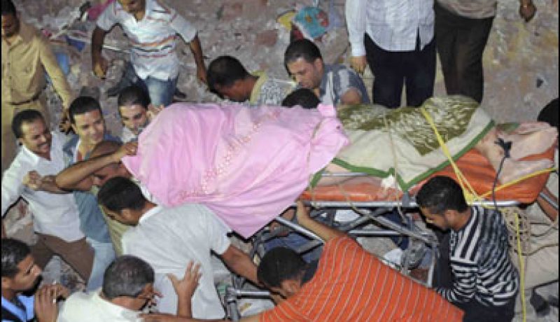 وفاة 11 شخصا في انهيار مبنى سكني بالقاهرة