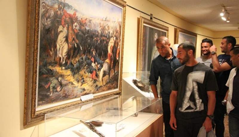 بالصور: لاعبو المنتخب الوطني يزورون متحف المجاهد برياض الفتح