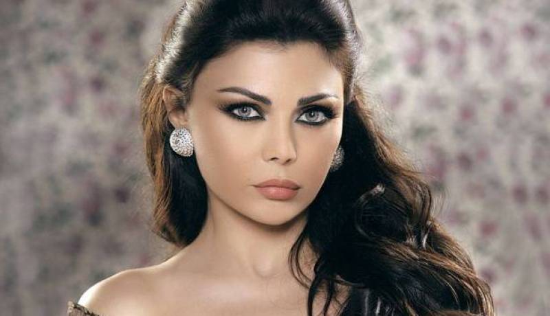 هيفاء وهبي تعلق على حادثة سقوط الرئيس اللبناني وهذا ما قالته