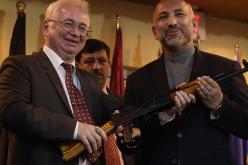 روسيا تهدي أفغانستان 10 آلاف كلاشينكوف