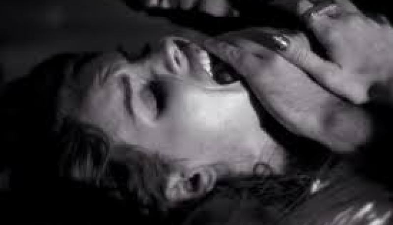 10 أشخاص يغتصبون فتاة ثم يقتلونها