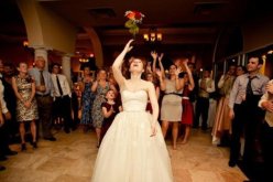 بالفيديو..  فتاة تتفاجأ بعد التقاطها باقة العروس