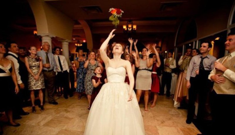 بالفيديو..  فتاة تتفاجأ بعد التقاطها باقة العروس