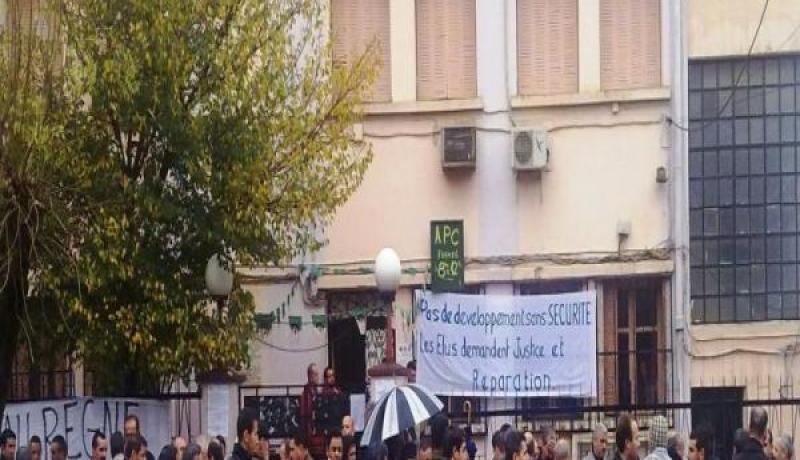 توقيف قرابة 10 محتجين من بينهم رشيد علواش في تيزي وزو