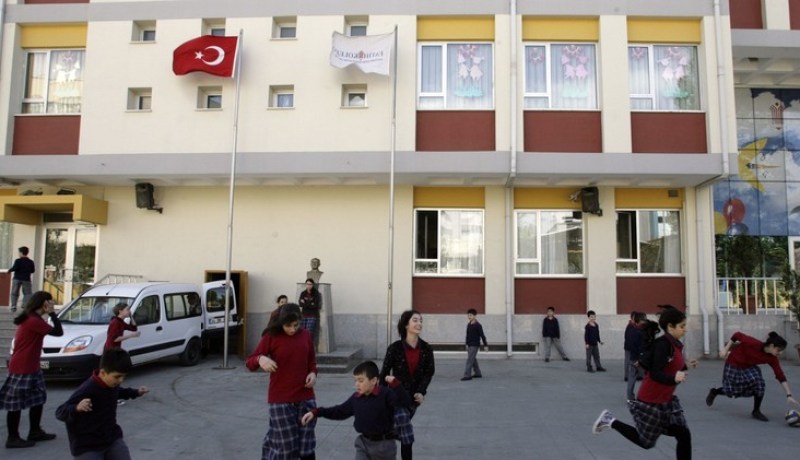 إصابة 10 طلاب في هجوم بالسكاكين على مدرسة في محافظة بطمان التركية
