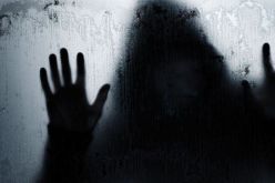 عارٍ من الثياب في الشارع… للصالح خير وللعاصي افتضاح