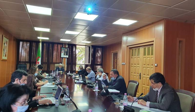 شيتور يبحث مع إطارات الوزارة تحسين الدعائم البيداغوجية عبر المنصات الرقمية للجامعات