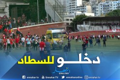 بالفيديو.. أنصار الشباب يجتاحون أرضية الميدان ويعتدون على اللاعبين