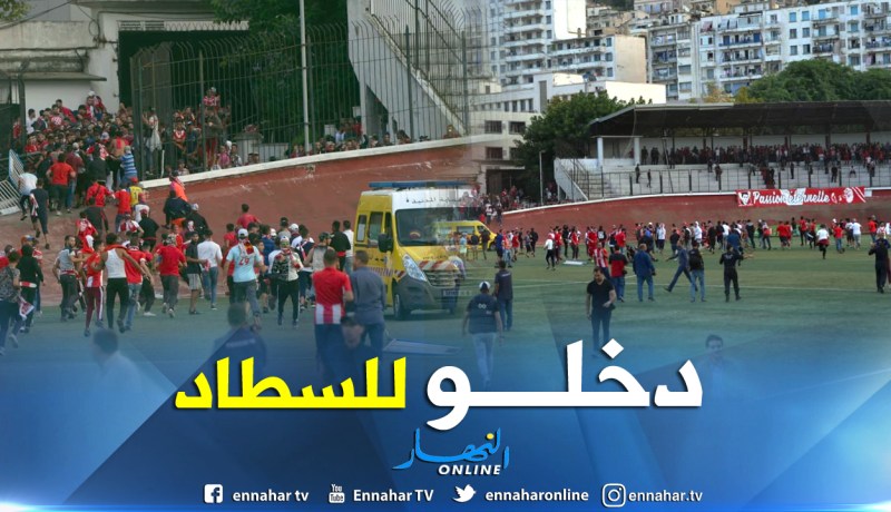 بالفيديو.. أنصار الشباب يجتاحون أرضية الميدان ويعتدون على اللاعبين