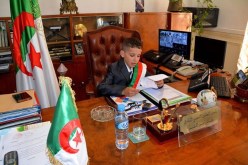 بالصّور مير الجزائر الوسطى يحقّق حلم طفل يتيم بتقلدّه منصبه
